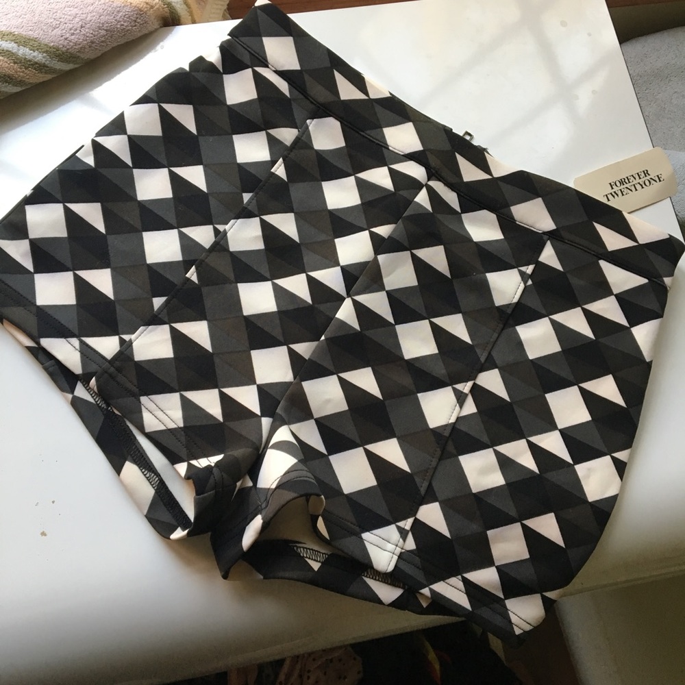 Geometric patterned shorts